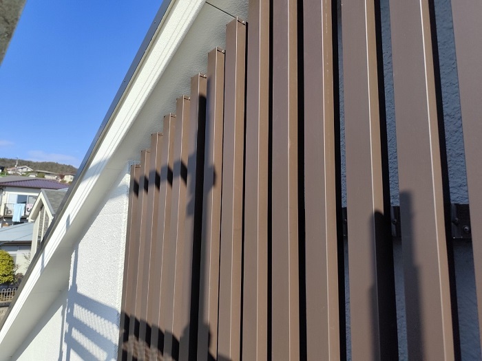 神戸市で住友不動産戸建てのアルミ格子のラッピング剥がれを低価格で修理した後の様子